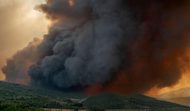 Incendio forestal de O Barco de Valdeorras (Galicia), el lunes. Incendio forestal de O Barco de Valdeorras (Galicia), el lunes.