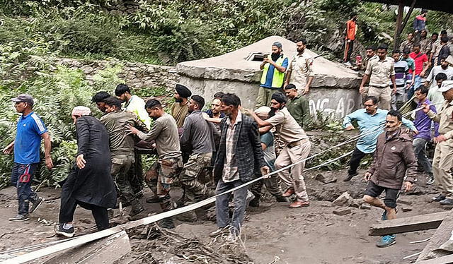  Una persona herida es trasladada en camilla a un hospital local. Foto: AFP   