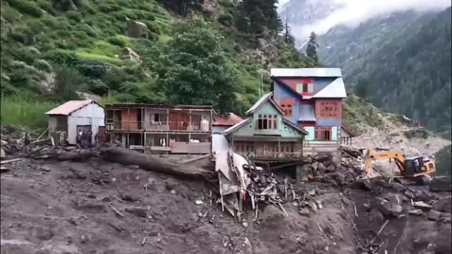  Las lluvias torrenciales del jueves en un pueblo de montaña de la región de Cachemira han dejado más de medio centenar de muertos. Foto: AFP   