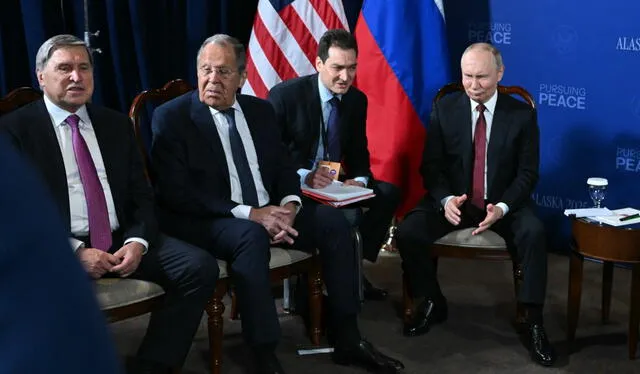 Los mandatarios se reunieron en un salón lleno de cámaras con el lema "persuing peace". Foto: AFP   