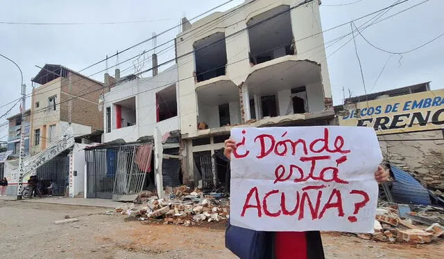 Vecinos afectados reclamaron ausencia de gobernador de La Libertad César Acuña. Foto: Yolanda Goicochea - La República.    