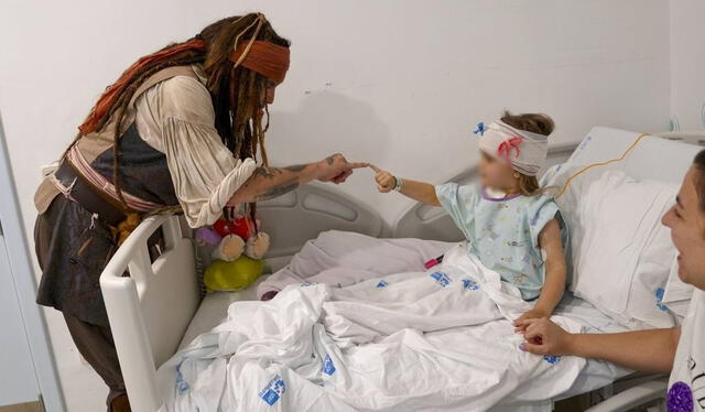  Johnny Depp jugando con los niños. Fuente: The Grosby Group   