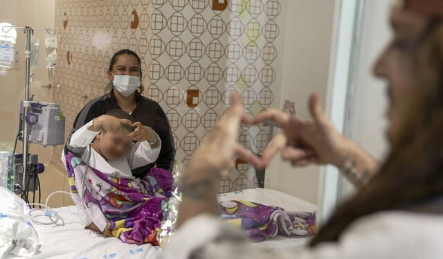  Johnny Depp alegrando a los niños con cáncer a través de un cristal protector. Fuente: The Grosby Group    