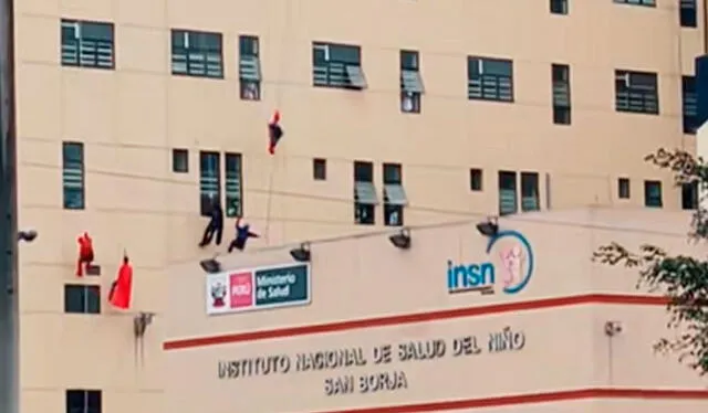 Sujetados por largas cuerdas y con equipos de seguridad, los superhéroes subieron mientras realizaban gestos y movimientos característicos de cada personaje.Foto: composición LR/ TikTok / @luchitoalmeydacineasta Sujetados por largas cuerdas y con equipos de seguridad, los superhéroes subieron mientras realizaban gestos y movimientos característicos de cada personaje.Foto: composición LR/ TikTok / @luchitoalmeydacineasta