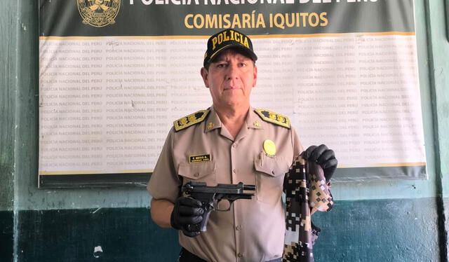 Jefe policial de Loreto, general PNP Fernando Mego, muestra objetos que portaban detenidos. Foto: Yazmín Araujo - La República.   