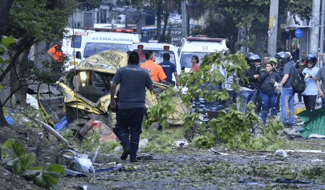 Vehículos destruidos tras la explosión cerca de la Base Aérea en Cali. Foto: Raúl Palacios Vehículos destruidos tras la explosión cerca de la Base Aérea en Cali. Foto: Raúl Palacios
