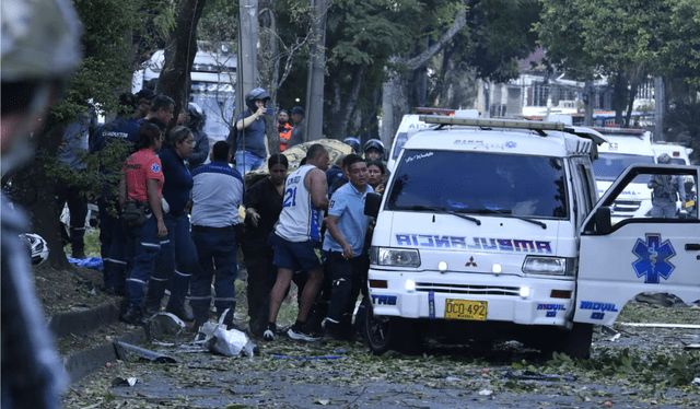 Socorristas atienden heridos tras el atentado en zona militar. Foto: Raúl Palacios Socorristas atienden heridos tras el atentado en zona militar. Foto: Raúl Palacios