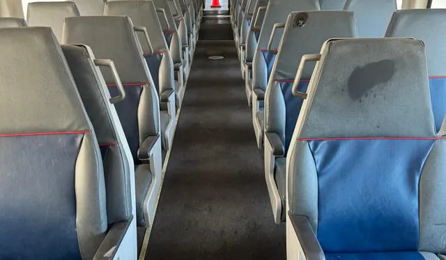 Asientos manchados de los trenes supuestamente donados al Perú