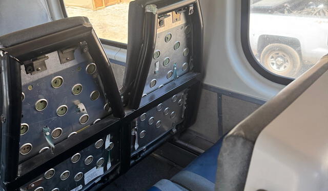 Asientos sin respaldo en trenes que serán utilizados para el proyecto del tren Lima-Chosica