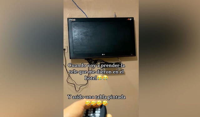  La televisión era una maqueta hecha de madera y colgada en la pared de la habitación. Foto: composición LR/ TikTok /@Jimenezflor.24_   