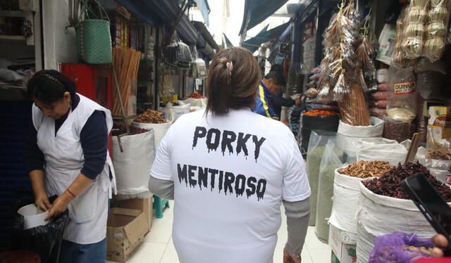 Los comerciantes exigen una reunión inmediata con el alcalde y los representantes municipales para esclarecer el panorama. Foto: Carlos Felix/ La República. Los comerciantes exigen una reunión inmediata con el alcalde y los representantes municipales para esclarecer el panorama. Foto: Carlos Felix/ La República.