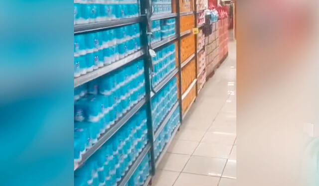  En su visita a Perú, el extranjero se asombró con un pasillo repleto de papel sanitario, contraste notable frente a la adaptación cubana de usar papel periódico. Foto: composición LR/ TikTok / @Soy_marlonmk   