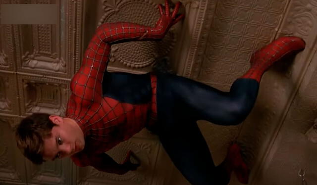  A la cobradora no le quedó más remedio que subirse en el techo para pedir el pasaje a sus usuarios. Foto: composición LR/ TikTok / @paltasaurio8   