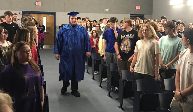  Ewan Deane en su graduación. Fuente: LaFollette Press   