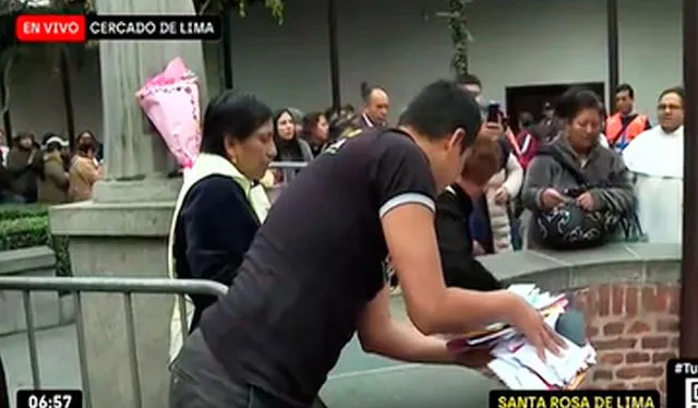 Las cartas, recolectadas por la institución Juventud Científica, fueron bendecidas por el padre Freddy Nolasco antes de ser arrojadas al pozo de Santa Rosa. Foto: Latina TV Las cartas, recolectadas por la institución Juventud Científica, fueron bendecidas por el padre Freddy Nolasco antes de ser arrojadas al pozo de Santa Rosa. Foto: Latina TV