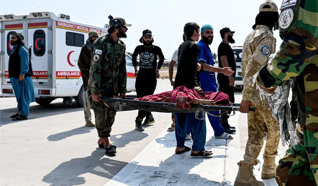 Autoridades trasladan a heridos del fuerte movimiento telúrico. Foto: AFP   