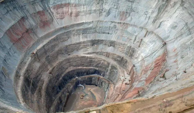 En el cráter de la Mina Mir, la ingeniería soviética enfrentó el frío extremo para extraer riquezas incomparables. Foto: Facebook En el cráter de la Mina Mir, la ingeniería soviética enfrentó el frío extremo para extraer riquezas incomparables. Foto: Facebook