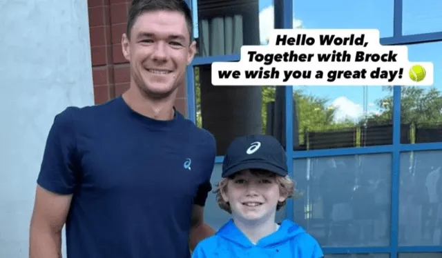   Kamil Majchrzak y Brock, tras el malentendido, posan con otro regalo. Foto: X/ceciarmy    