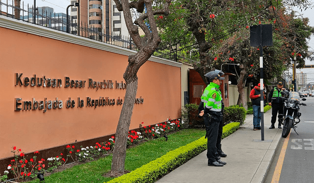 Tras el crimen, se observó movimiento policial en los exteriores de la embajada. Créditos: Silvana Quiñonez / La República.<br><br> Tras el crimen, se observó movimiento policial en los exteriores de la embajada. Créditos: Silvana Quiñonez / La República.<br><br>