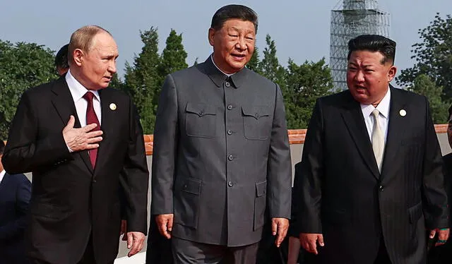 Putin, Xi Jinping y Kim Jong-un observan la demostración militar en Beijing. Foto: AFP   