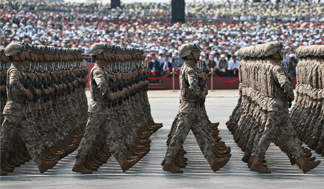  Xi Jinping pasa revista a las tropas en Tiananmen durante el desfile. Foto: AFP   