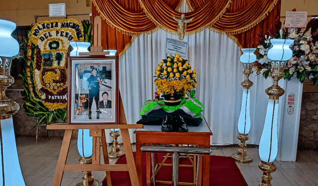  Velan restos del agente acribillado en Paucartambo. Foto: Luis Álvarez, La República    