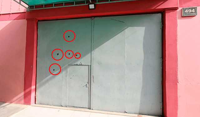  Ataque dejo daños en el portón del local, ubicado en Piura. Foto: Maribel Mendo, La República    