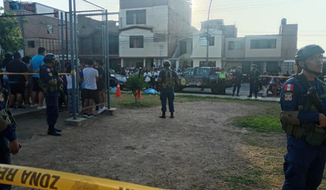 Un joven de 16 años fue asesinado por 10 disparos cuando se encontraba en el parque Pedro Ruiz Gallo, en el Callao. El menor de edad fue atacado por dos sujetos armados a bordo de una motocicleta. Los familiares de la víctima exigen justicia. Foto: Difusión.   