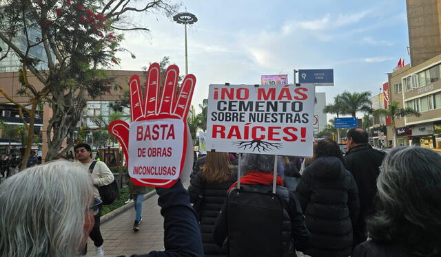 Vecinos miraflorinos protestan en contra del alcalde Carlos Canales por obras inconclusas y despilfarro de dinero en proyectos innecesarios. Foto: Francisco Erazo. Vecinos miraflorinos protestan en contra del alcalde Carlos Canales por obras inconclusas y despilfarro de dinero en proyectos innecesarios. Foto: Francisco Erazo.
