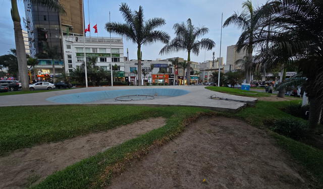 Actualmente, la fuente del Óvalo de Miraflores no funciona y ciertas partes del área verde se encuentran secas. Esta zona es altamente transitada por conductores, turistas y ciudadanos. Foto: Francisco Erazo. Actualmente, la fuente del Óvalo de Miraflores no funciona y ciertas partes del área verde se encuentran secas. Esta zona es altamente transitada por conductores, turistas y ciudadanos. Foto: Francisco Erazo.