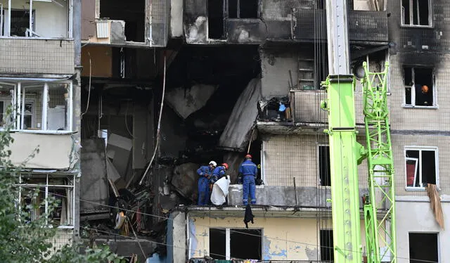 El ataque también afectó un edificio residencial en el distrito de Sviatoshynskyi, donde murieron al menos dos personas. Foto: AFP El ataque también afectó un edificio residencial en el distrito de Sviatoshynskyi, donde murieron al menos dos personas. Foto: AFP
