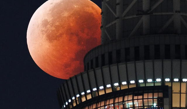  La luna aparece tras el Tokyo Skytree durante el eclipse lunar total sobre la capital japonesa. Foto: JIJI Press/AFP   
