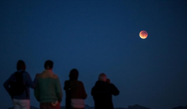 La gente observa la "Luna de Sangre", durante un eclipse total desde Riex, Suiza. Foto: AFP   
