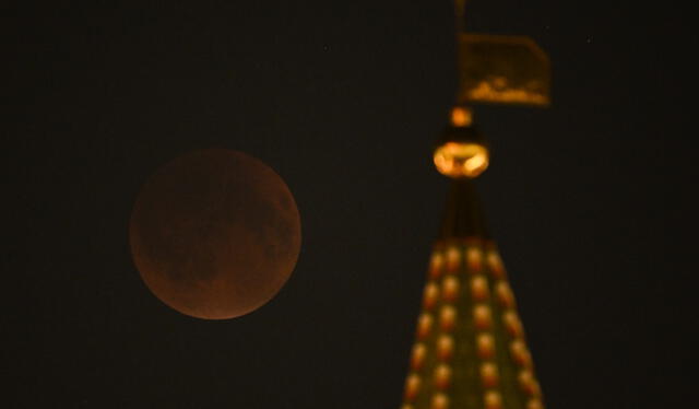 El 7 de septiembre de 2025 se observa una fase de eclipse total de luna sobre Moscú. Foto: AFP   