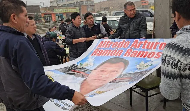 Compañeros de conductor de Nueva América exigen justicia y anuncian paralización de sus unidades indefinidamente. Foto: Silvana Quiñonez. Compañeros de conductor de Nueva América exigen justicia y anuncian paralización de sus unidades indefinidamente. Foto: Silvana Quiñonez.