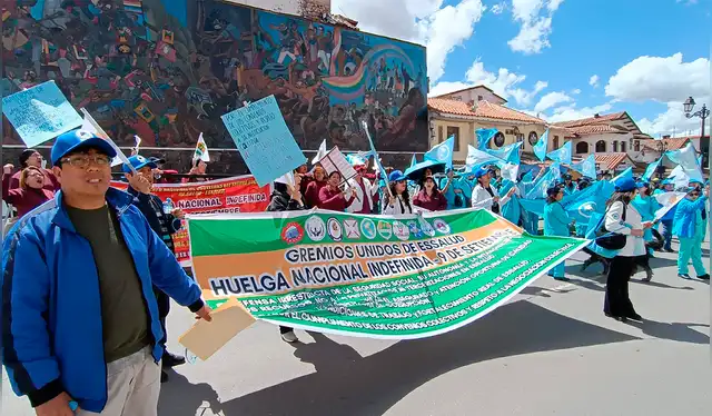  Más de 1200 trabajadores se movilizaron en Cusco. Créditos: Luis Álvarez / La República.<br><br>  