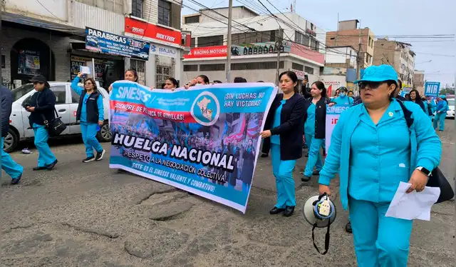  Profesionales de la salud en La Libertad de movilizaron por las calles. Créditos: Sergio Verde / La República.<br><br>    