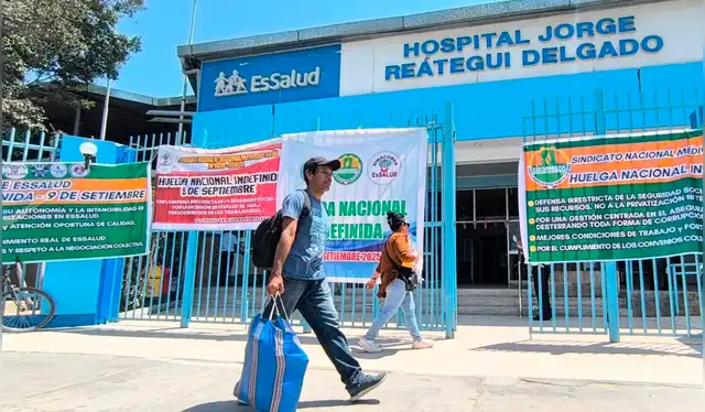  Fachada del Hospital Jorge Reátegui de Piura luce llena de carteles alusivos al paro. Créditos: Almendra Ruesta / La República.<br><br>    