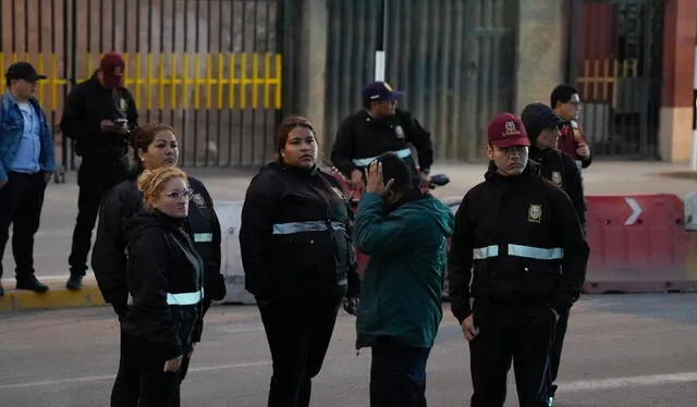  Personal de seguridad de la UNMSM agrede con botellas a estudiantes. Foto: Jhon Reyes.   