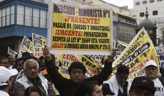  Comerciantes protestan contra la MML. Foto: Marco Cotrina    