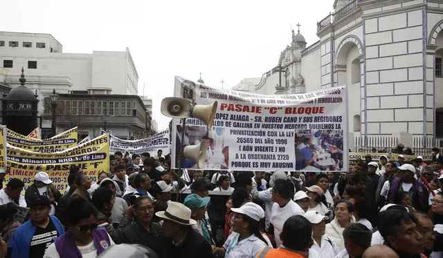  Manifestantes pasan por el Centro de Lima. Foto: Marco Cotrina    
