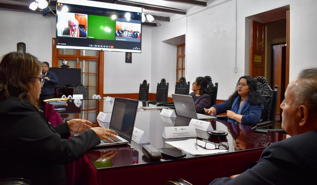 Dr. Ramiro Bustamante Zegarra se conectó virtualmente desde Palacio de Justicia. Dr. Ramiro Bustamante Zegarra se conectó virtualmente desde Palacio de Justicia.