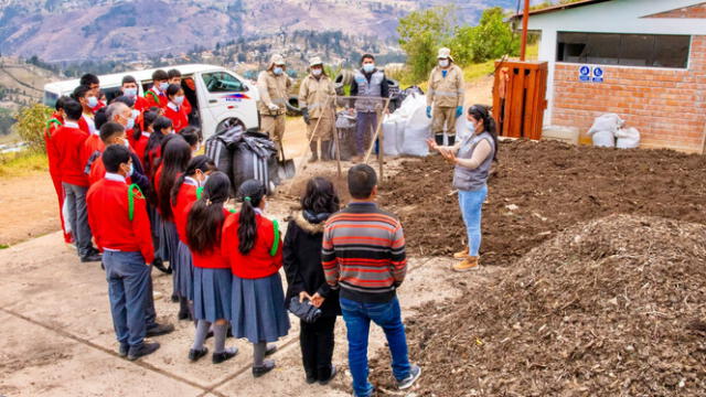 Estudiantes de la I.E. 83010 “Mario Gustavo Zárate Vargas” en Bambamarca participan en una pasantía sobre valorización de residuos orgánicos. Fuente: Difusión. Estudiantes de la I.E. 83010 “Mario Gustavo Zárate Vargas” en Bambamarca participan en una pasantía sobre valorización de residuos orgánicos. Fuente: Difusión.