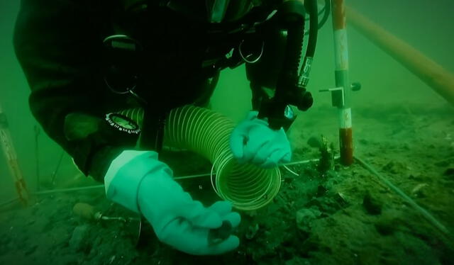  Los arqueólogos descendieron hasta 8 metros en el mar para realizar la expedición. Foto: Global News   
