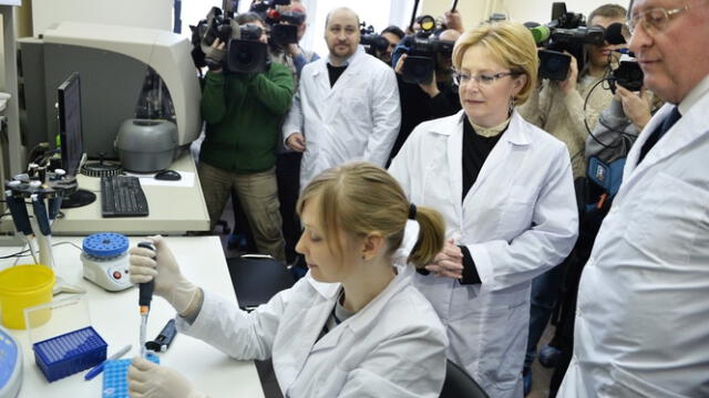 <em> Veronika Skvortsova, jefa de la Agencia Federal Médico-Biológica de Rusia mostrando la vacuna experimental. Foto: RT.</em> <em> Veronika Skvortsova, jefa de la Agencia Federal Médico-Biológica de Rusia mostrando la vacuna experimental. Foto: RT.</em>