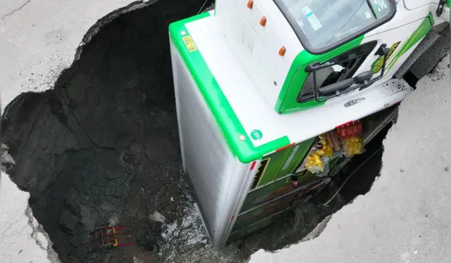  El socavón atrapó al camión de gaseosas, sin víctimas ni heridos. Foto: X   