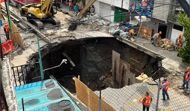  La alcaldía de Iztapalapa coordina los trabajos para reparar la calle. Foto: X    