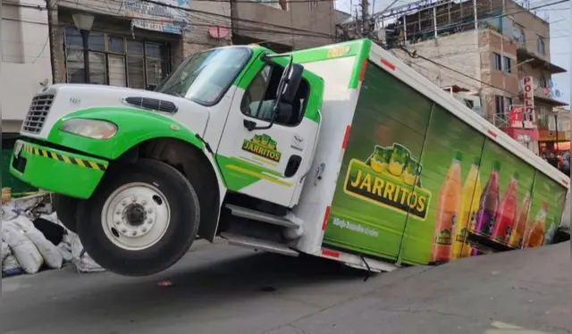  El camión quedó parcialmente atrapado mientras las autoridades acordonaban la zona. Foto: X    