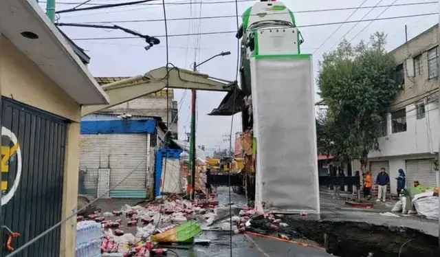  El sistema de drenaje antiguo fue la causa del hundimiento del pavimento. Foto: X  