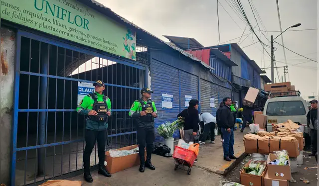  Se reporta presencia policial en diversos ingresos al mercado. Créditos: Kevinn García / La República.<br><br>    